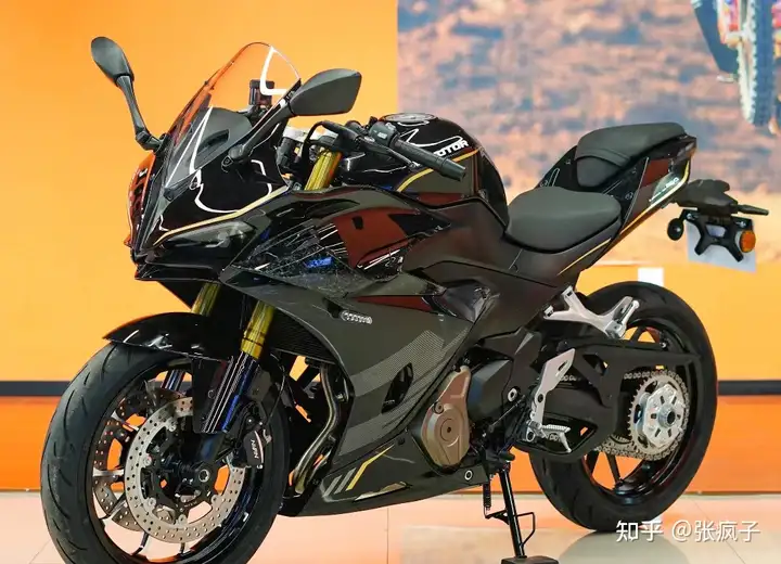 国产450CC中量级仿赛：2023款春风450SR和QJMOTOR赛450谁与争锋？