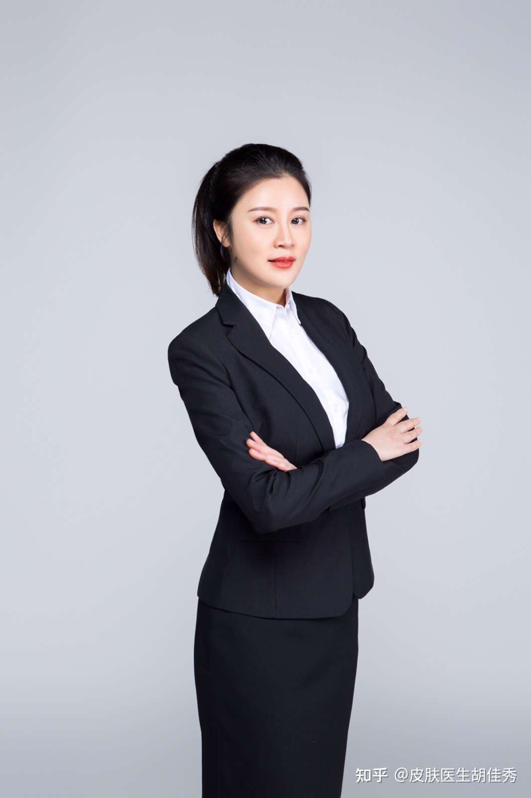 皮肤医生胡佳秀 的想法: 无意间翻到两张工作照 都说看起来像大学