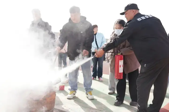 浙江省广播电视中等专业学校富阳校区开展消防安全演练活动！(图3)