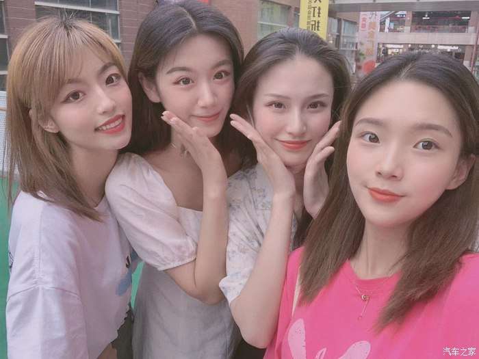 闺蜜当英菲尼迪qx50车模香车美女你爱哪一个