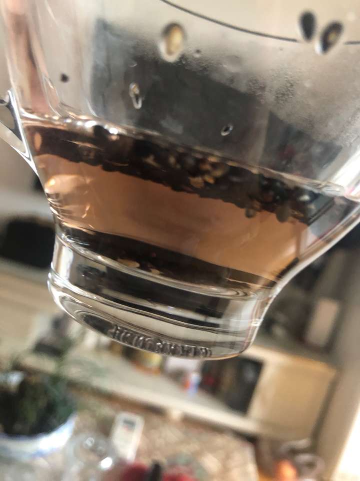 这是我刚买的黑芝麻泡水后,请问颜色正常吗