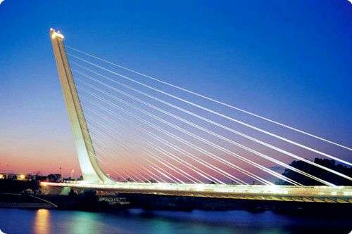 该桥位于西班牙塞维利亚,首创单侧布置拉索的独塔无背索斜拉桥,利用