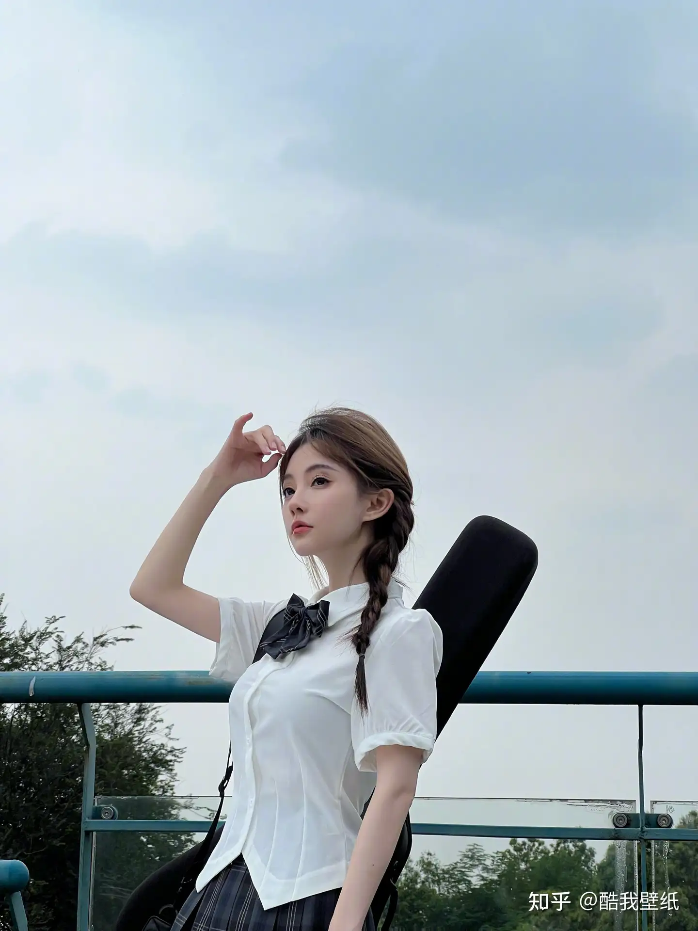 冯提莫青春感图集，白衬衫格子短裙，娇俏甜美清纯可人- 知乎