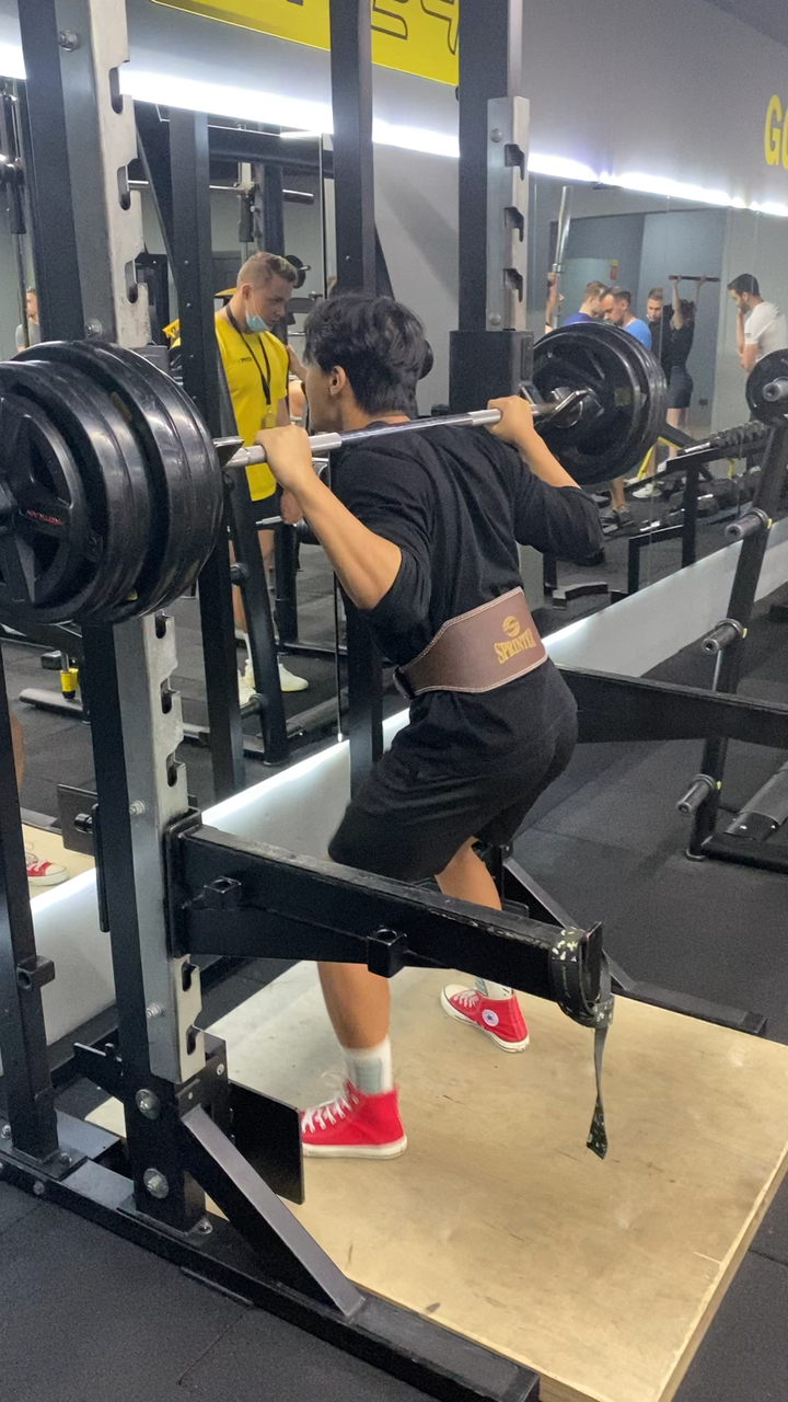 力量举标准的话这个深蹲幅度够没?