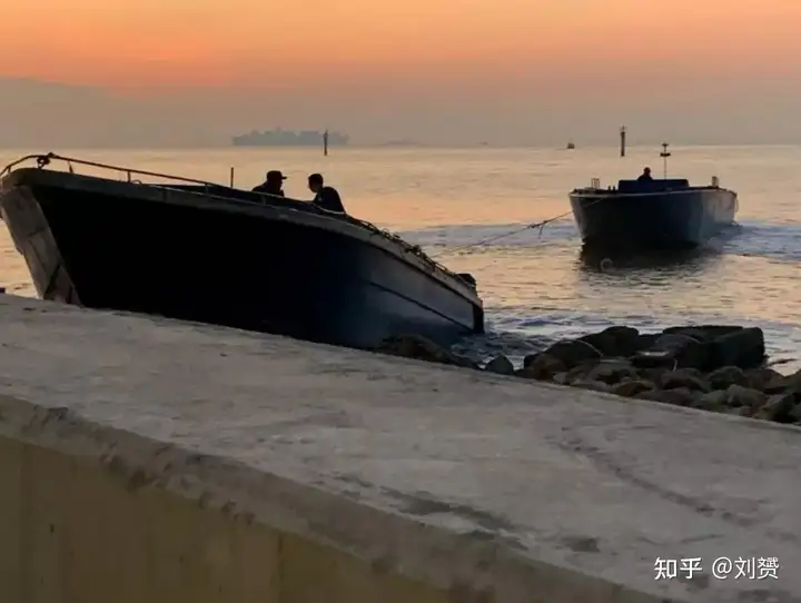 星島日報：走私集團棄西部水域 轉戰東邊續千億生意 沙頭角海域趨活躍 西貢黃石入夜繁忙（2021年11月2日）