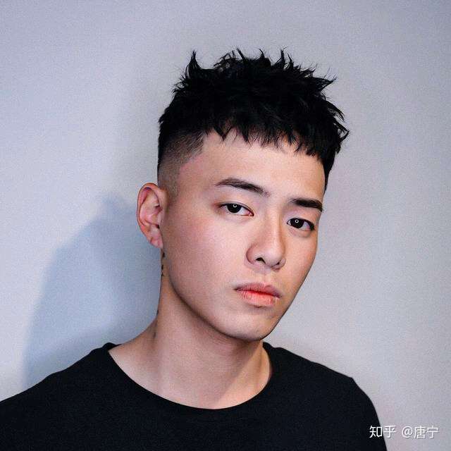 2020年,男生流行的发型依然