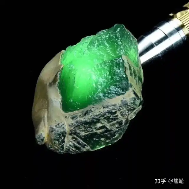 翡翠原石”一般出现在什么地方，在哪里可以捡到翡翠原石？