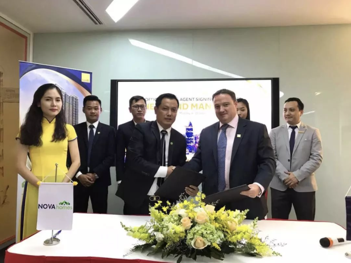 老万 人生三件乐事:教书,码字,带娃 原文: the grand manhattan