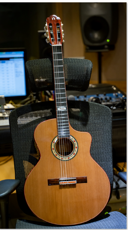 lowden吉他有48指板的吉他,不过好几万起.