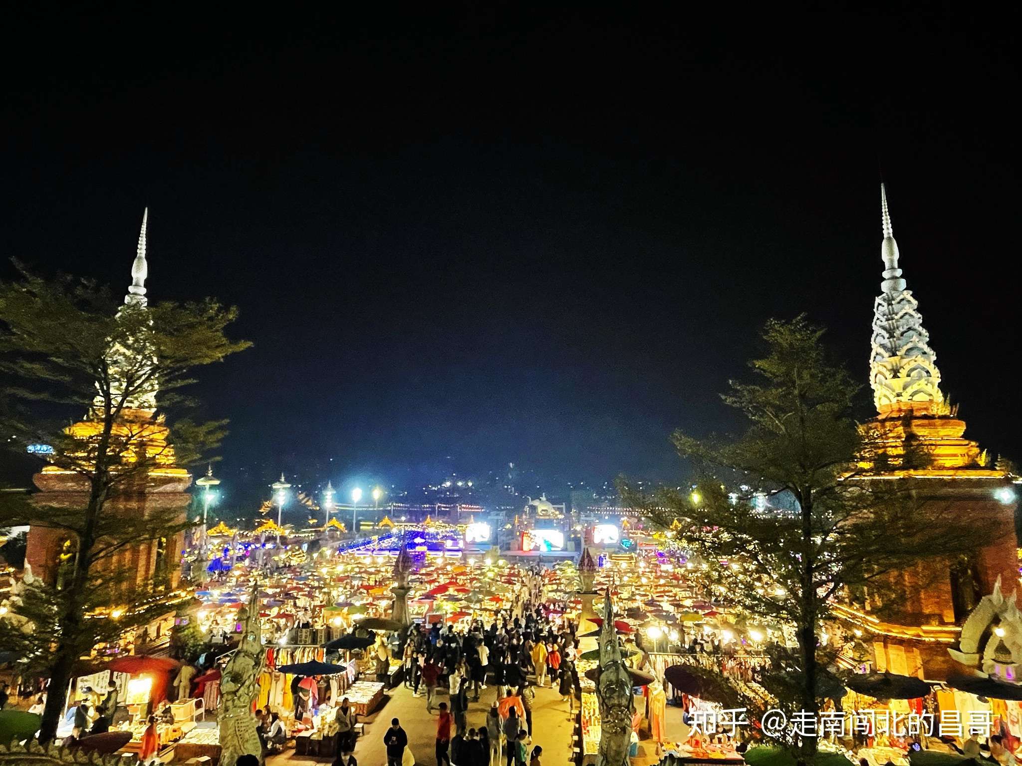 西双版纳星光夜市是湄公河畔最美丽的夜市也是大金三角最具规模和特色