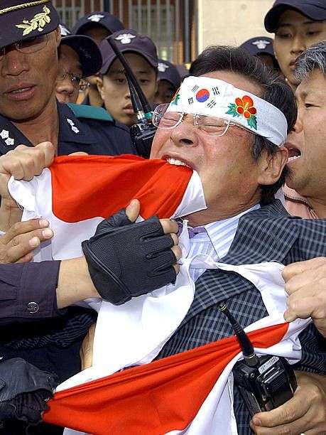 怒撕日本国旗的韩国民众