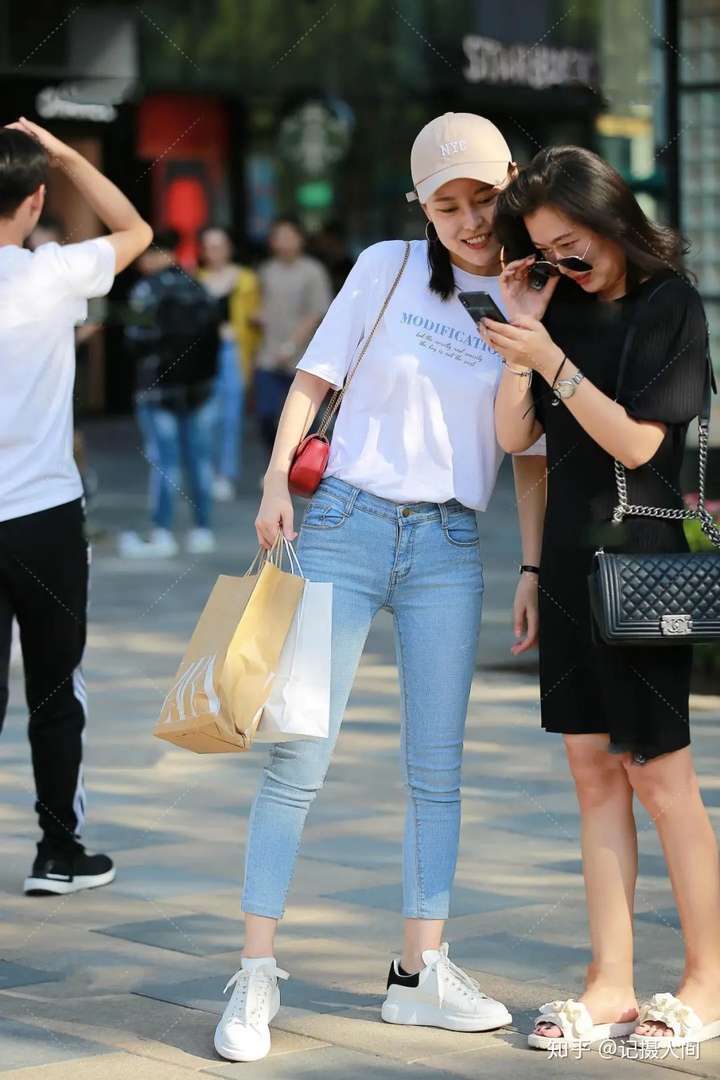 街拍短袖搭配牛仔裤白色和蓝色在一起能搭配出一种时髦感
