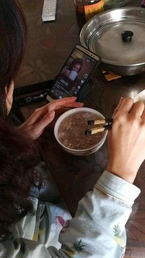 你是不是也一边吃饭一边看手机刷视频?