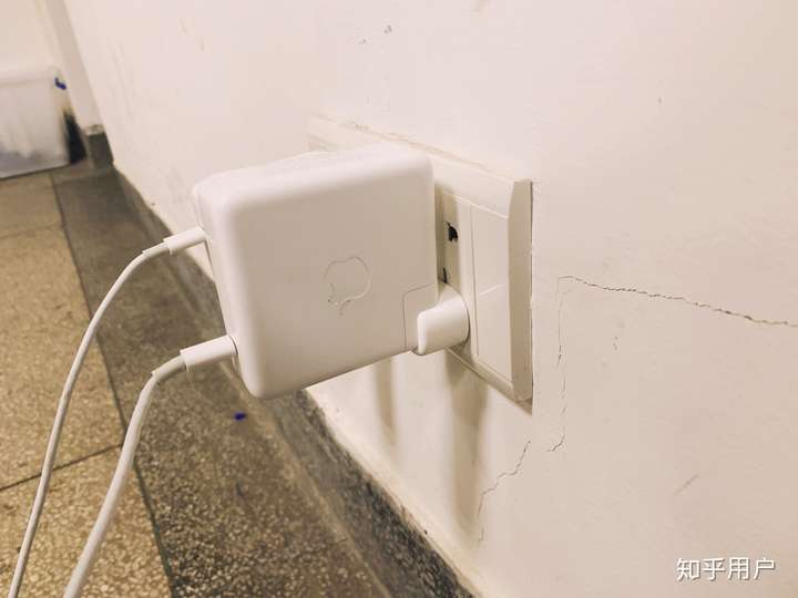 星巴克的插座是故意采购的那种接触不良的电源插座吗? - 知乎