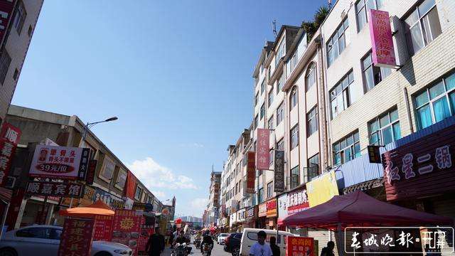 走在昆明市官渡区小板桥街道晓东社区的村内道路上