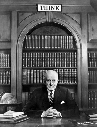 1935 年的沃森，头顶上的「思考」（Think）是他提初并在 IBM 大力推广的行事理念。