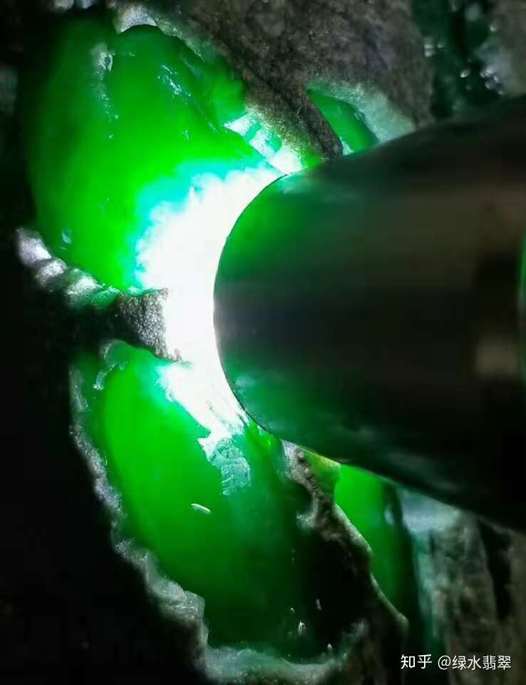 正阳绿真的可以与帝王绿翡翠匹敌吗 这篇文章告诉大家 知乎