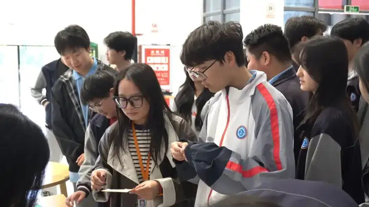 【书香校园】拾取秋色拼诗意 撷来菊香敬重阳 | 秋季重阳主题拼贴诗活动！