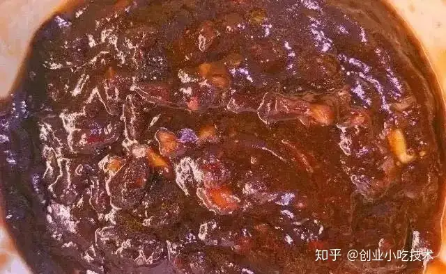 这才是正宗的煎饼果子做法，配方和做法详细，夫妻俩摆摊8年，6元一个