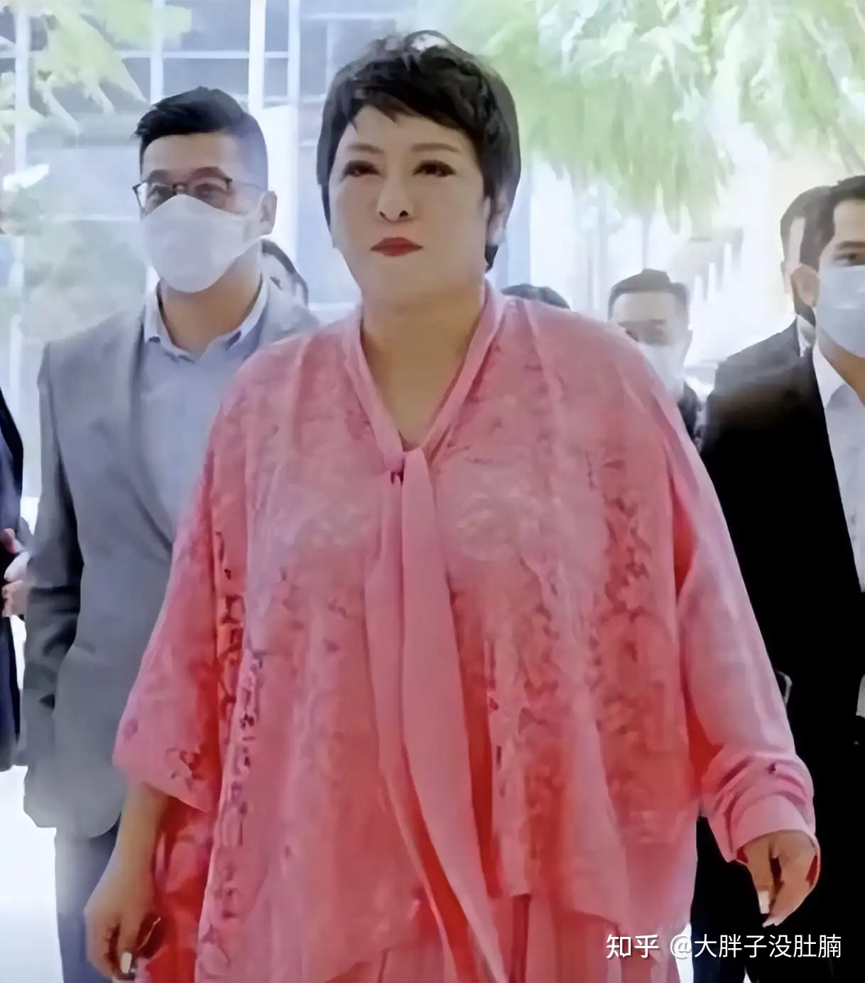 向太直播处女秀销售破亿，边卖床垫边喊话张兰：分手不能要回来- 知乎