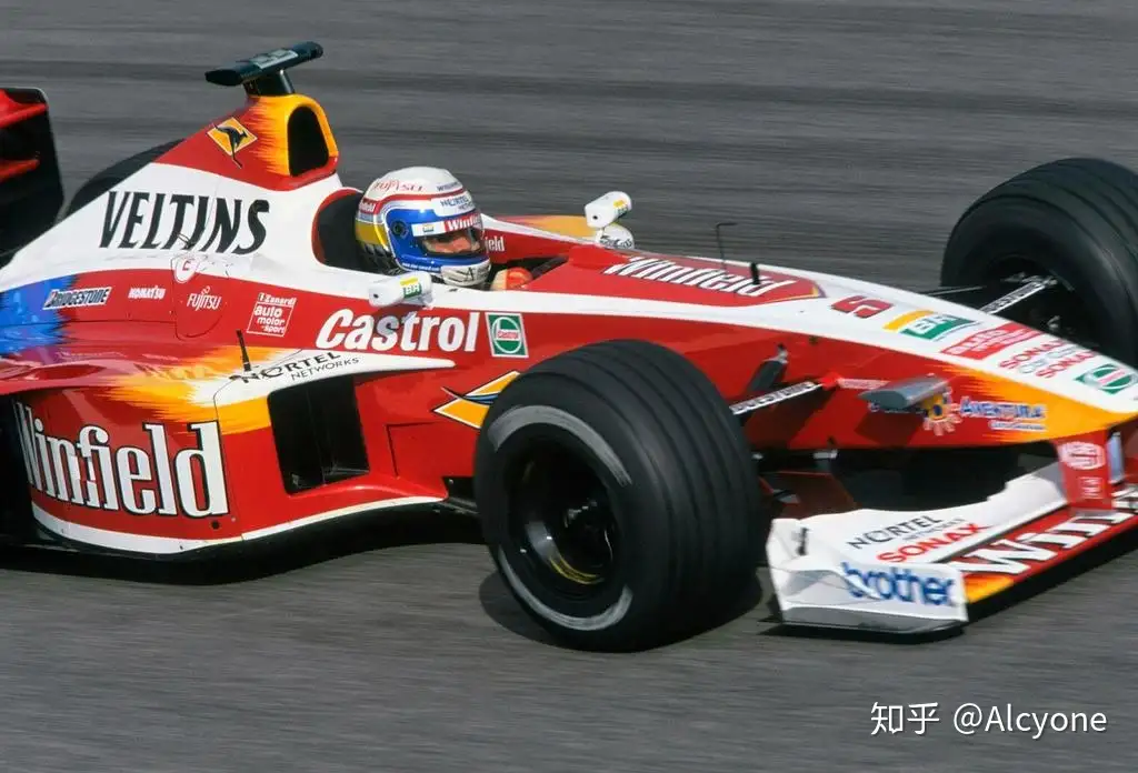 陶器製のF1ドライバーの人形