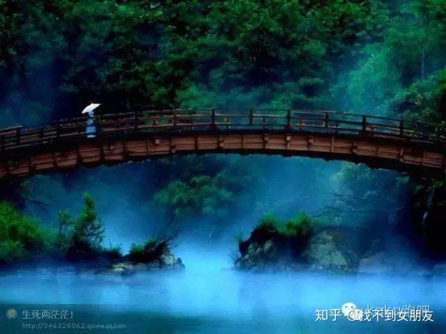丰都山入口就是这样子,我就是拿着刀坐在桥的一头,封锁人鬼两界