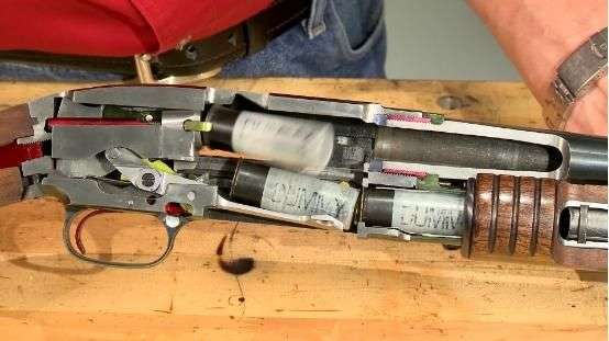 为什么大多数霰弹枪都不是弹匣供弹,而是直接用手将子弹装入管状弹仓?