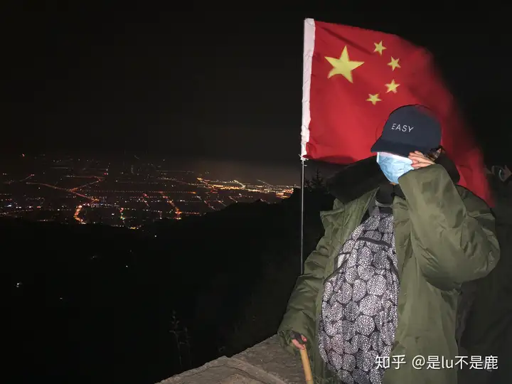 游客夜爬泰山高举国旗迎国庆（国庆期间爬泰山的人多吗） 第1张