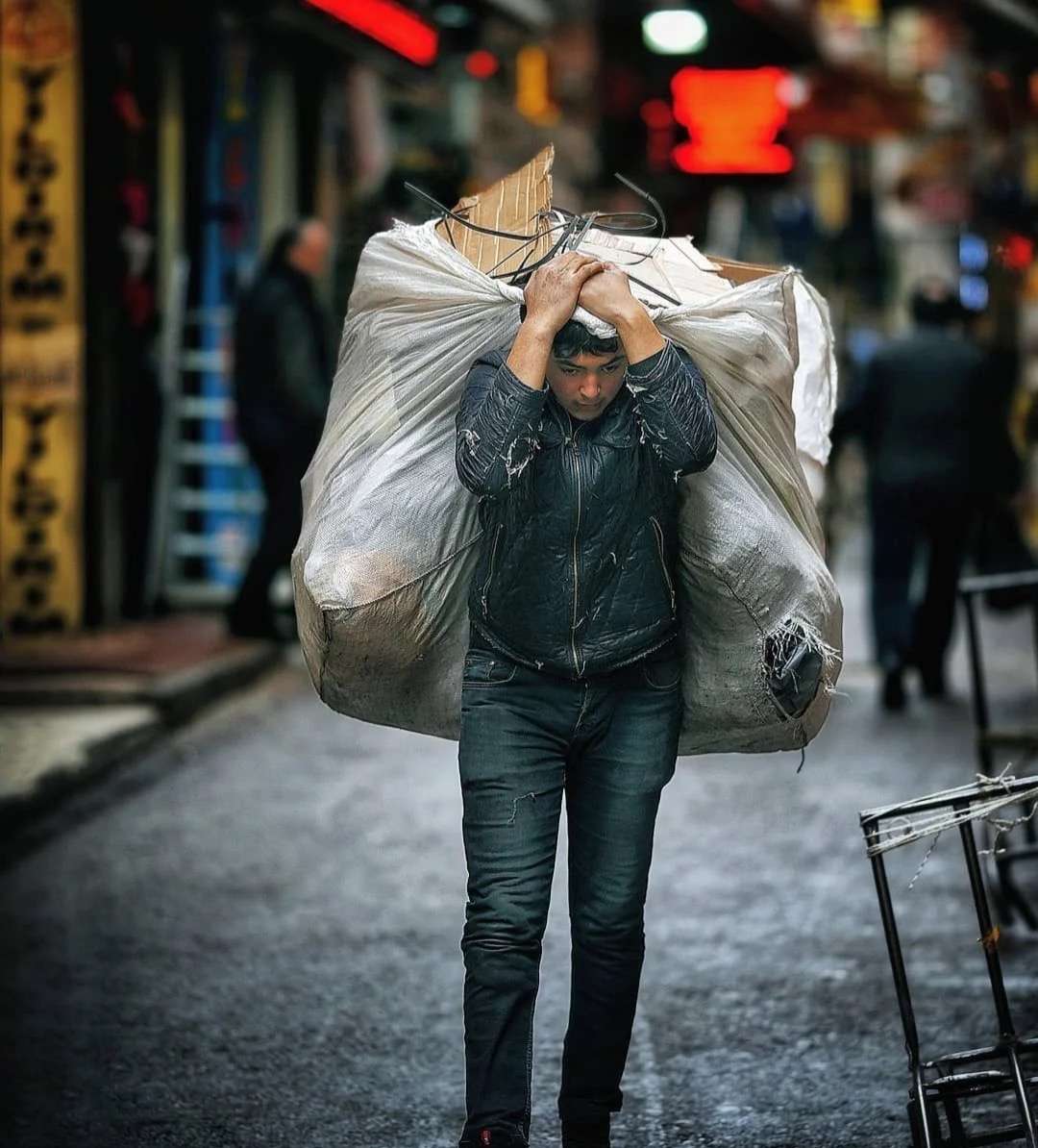 听风望雨 的想法 每个人为了生活都在奔波 有些人脸上是无… 知乎