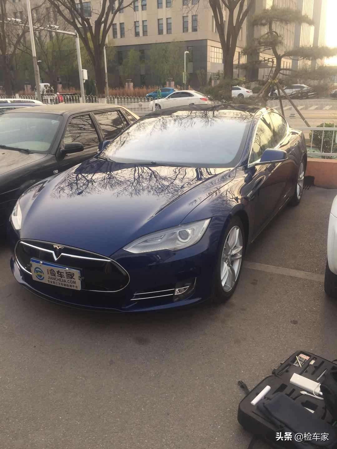 受泉州粉丝委托检测一台特斯拉models70d此车出厂日期2015年10月表显