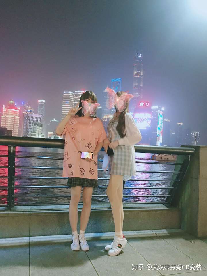 自己也是一个女装大佬. 秀一个日常女装外出逛街图片