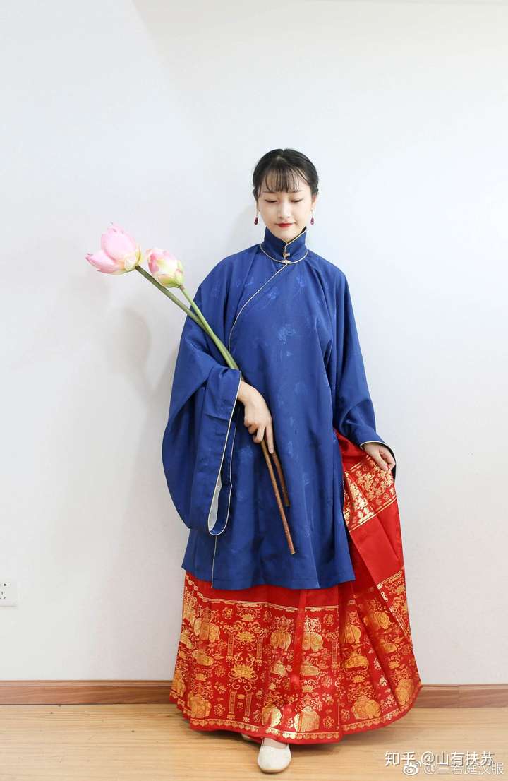 求答兰若庭家的太平有象你们长袄和马面配的啥颜色?