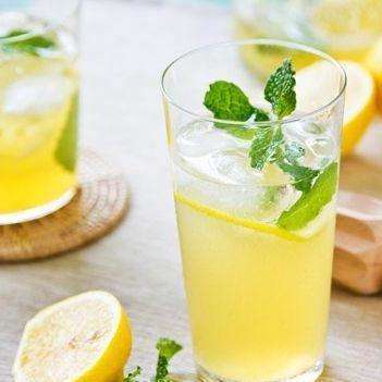 自己怎么做柠檬蜂蜜水 v2-56b3673ba9aa2feee1931d20316f4eca_qhd.jpg