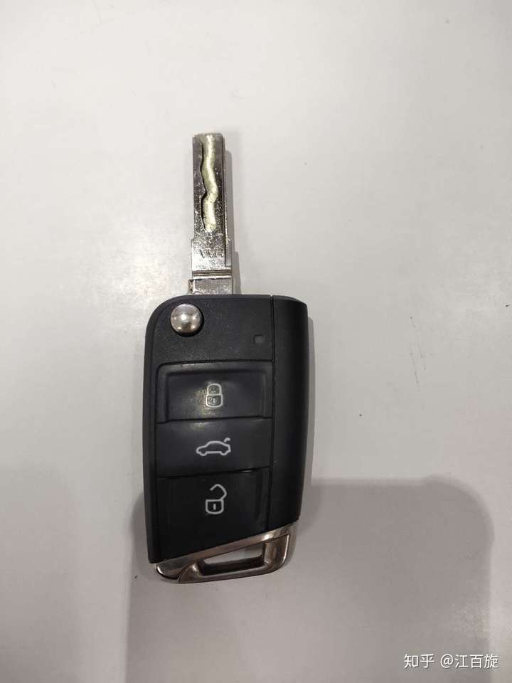 高尔夫车钥匙怎么换电池?