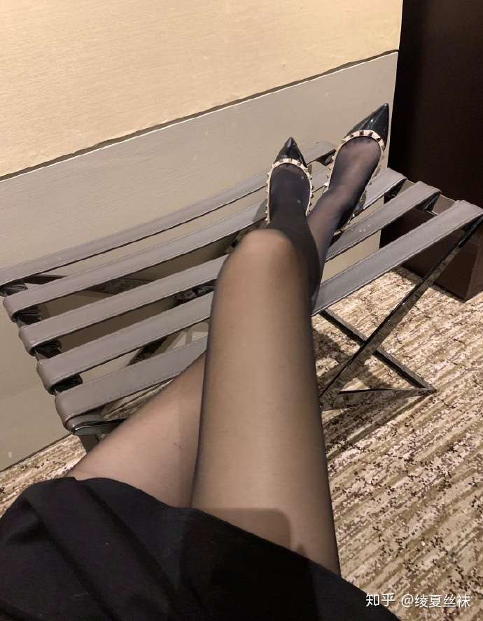 女生喜欢穿肉色丝袜还是黑丝袜?5 女生喜欢穿肉色丝袜还是黑丝袜?5