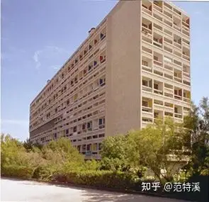 萨伏伊别墅,朗香教堂(后现代隐喻,塑性建筑,马赛公寓(表现主义手法等