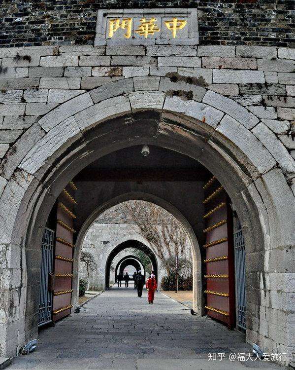 67 自驾游杂志社副主编 中华门,明代称聚宝门,是明朝都城的正南门
