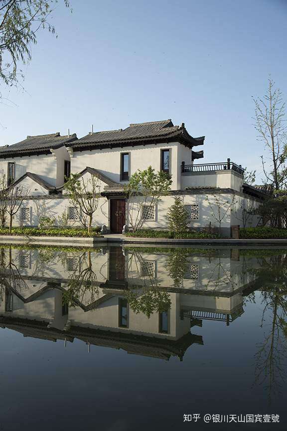 了中华建筑之大成,一脚迈进位于银川城南天山·国宾壹號合院的大门,是