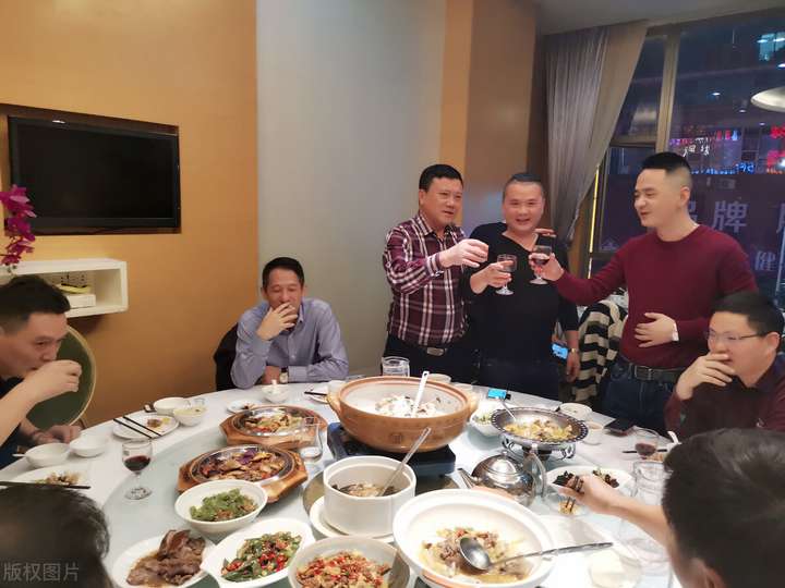 请客吃600块饭菜结账时变2万5朋友的饭局套路不得不防