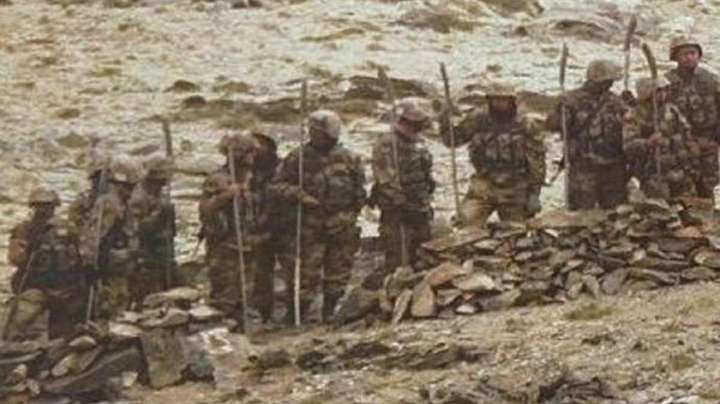 中印边境冲突中装备长柄大刀的解放军战士们