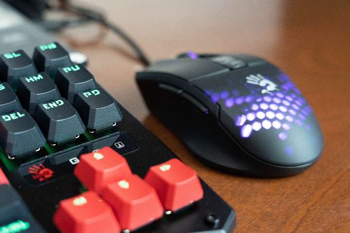 炫酷RGB灯效、宏编程等加持，血手幽灵ES30 Plus轻量化鼠标助力极致游戏体验