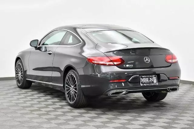 奔驰c级双门轿跑造型很有时尚的气息开着回头率高