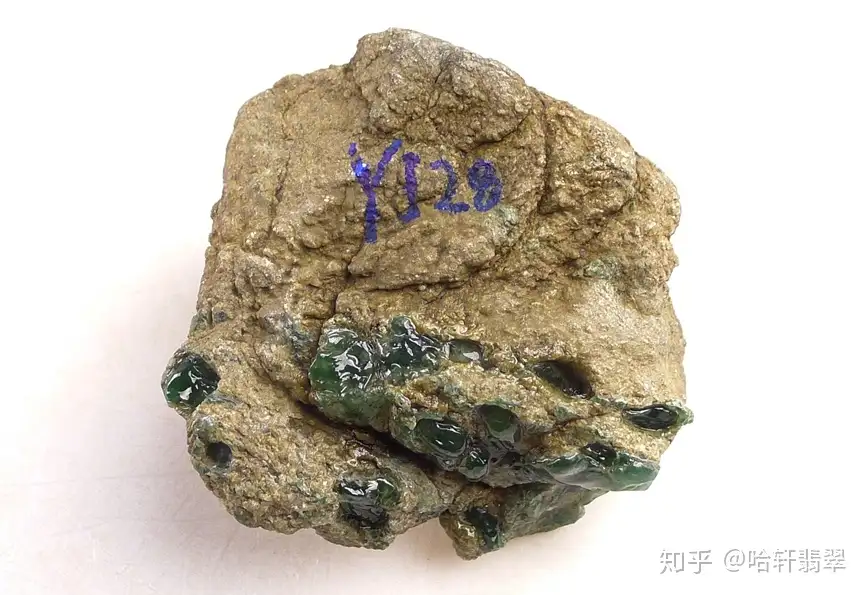 新手跑市场时你应该知道的对翡翠原石进行判断的点！