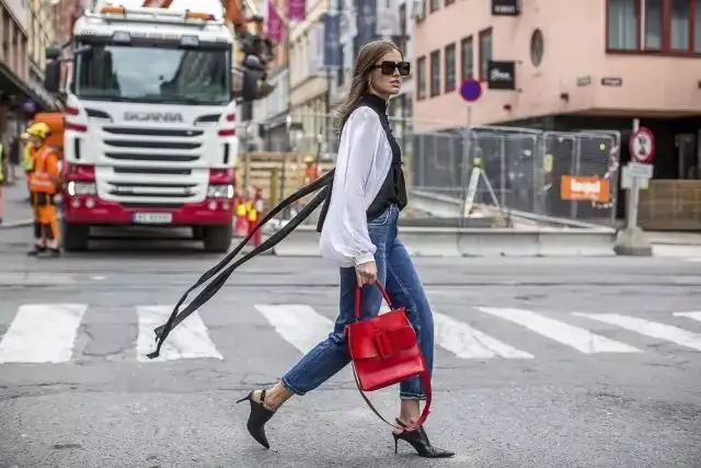 Margaret Zhang with the BOBBY 23 BOYY Bag  Street style bags, Boyy bag,  Street style