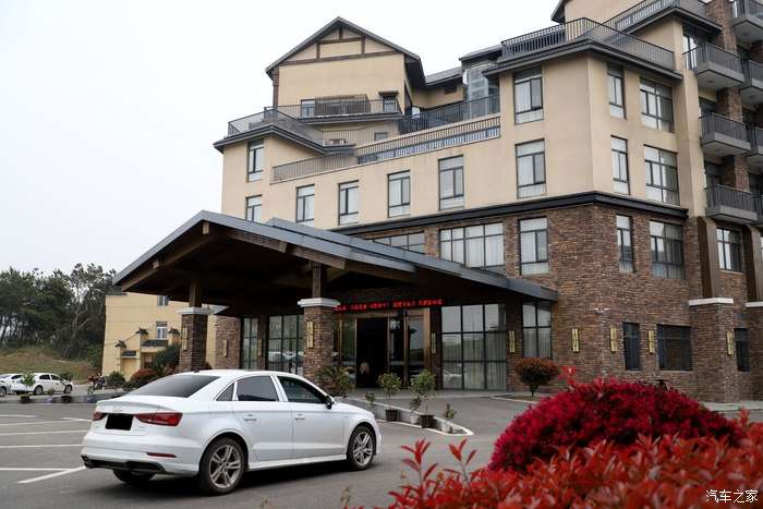 驾驭爱车奥迪a3家外的景区游玩酒店门前转转感觉也不错
