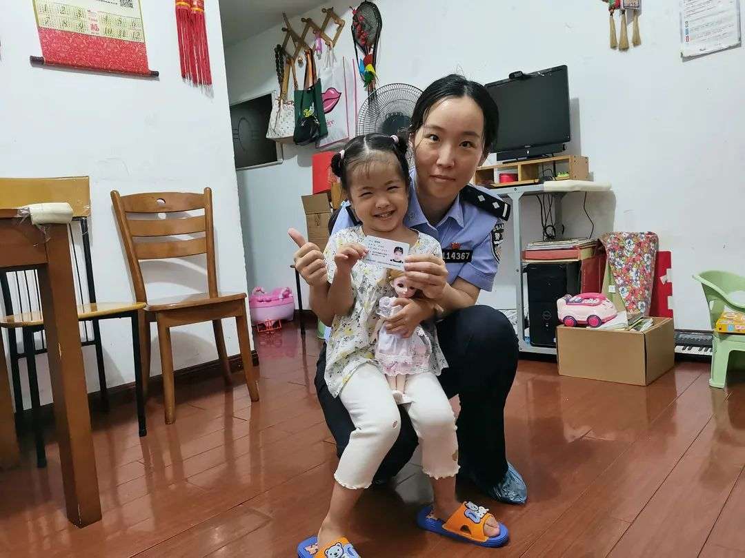 杭州第一张 开头的身份证来了 小女孩成为幸运儿 知乎