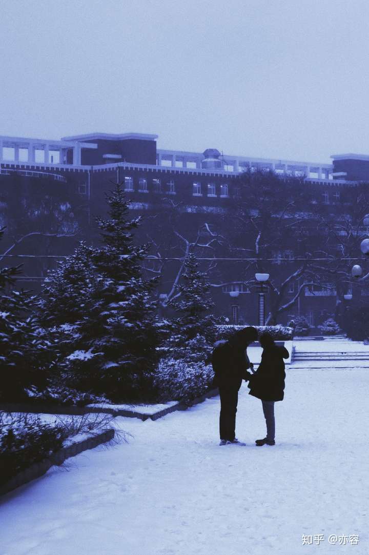 偶然抓拍到的雪天情侣.