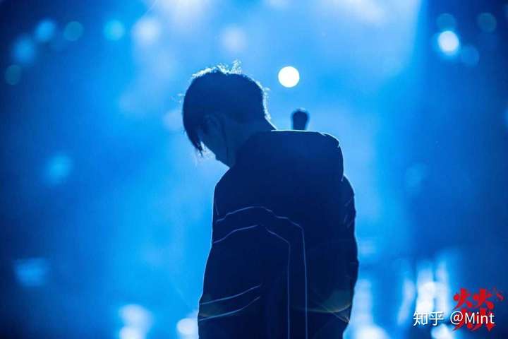 有没有易烊千玺背影图?