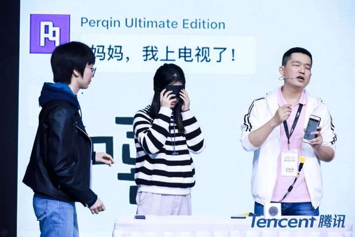 (图)邀请观众上台体验抢红包