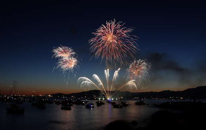 突然很想问一下在海边放烟花是种什么感觉傍晚黄昏的时候感觉很美好啊